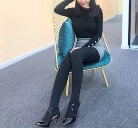 真的非常不错的袜子,便宜又好看,买两件打八折,穿上出去玩。很显瘦穿上也不勒腿,朋友看到我都说我腿瘦了。质量也不错,面料比较顺滑, 很赞。