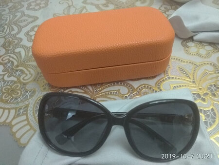 眼镜不错，大品牌，眼镜透光性好，款式也非得不错，给老婆买的，老婆很喜欢，比想象中的好，质量非常不错，包装盒也非常的漂亮，而且看的非常有档次，高大上，看到以后非常的喜欢。还送了工具，是非常满意的一次购物，在京东购物还是很不错的，快递送货也挺快的，嗯，经常在京东购物。下次还会继续购买。
