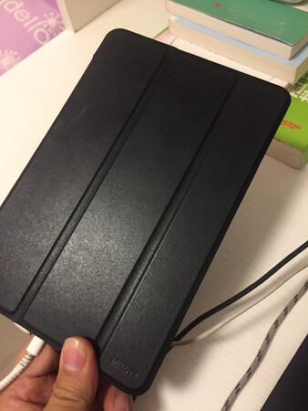给平板电脑买的这个黑色的手机，这个壳子，保护套质量还可以，穿黑色的看起来大气，而且有内涵，我媳妇特别喜欢这个保护套，感觉像安全套一样。能够保护平板电脑，不会摔坏，垫在地上也无所谓，各个方面还可以，买的没错。