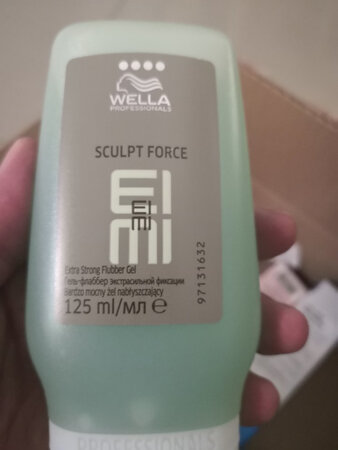 之前在某知名连锁发廊理发，美发师傅就给我用了这个，感觉不错，种草好久了，这回趁着双十一活动，终于下手，价钱真心不便宜，但是这个包装也太简单了吧，连个塑封都没有，谁知道是不是被打开过