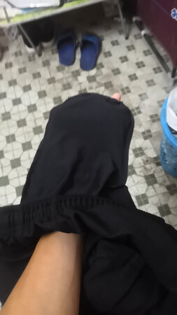才买回来。。。第一天，就发现裤子口袋烂了一个洞。