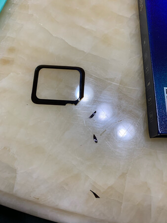 可能是边缘部分太薄了，稍微使了一点劲，就碎了。?