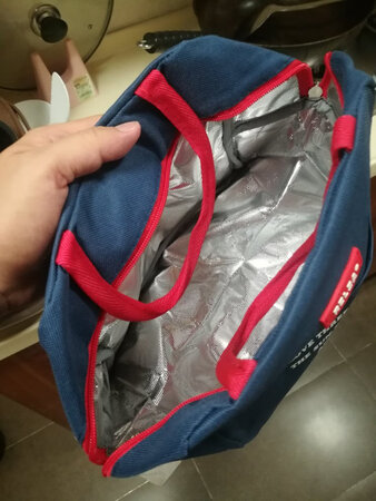 空间挺大的，适合装饭盒，还保温