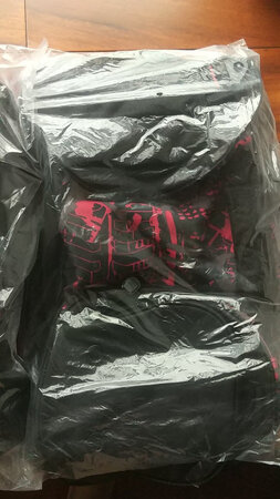 买给儿子打球用的，孩子很喜欢，质量也挺好。京东网上有优惠下单买了三个不一样的。