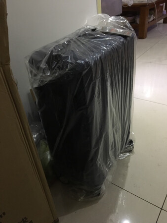 这个行李箱看上了很久了，一直放在购物车里，为孩子上学时准备，也不是特别急需。材质是塑料的，价位也不高，但对于学生来说也可以了。尺寸是搜索过很多才选择的，24刚好，放宿舍也不太占地方。拍下才注意有没有密码锁的问题，跟客服确认后安心等收货。从下单到送到不到十小时，为京东小哥点赞?