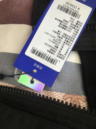第一眼就喜欢上了这个衣服款式，臂章旗帜有点像朝鲜的？最早是在~上看到的，活动套路太多，转战#平台，直接优惠比较爽，也不是很厚，估计最冷那一个月要艰难一些了。客服推荐尺码推荐的也比较准！