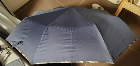遮阳效果：应该还不错吧，但是我其实没怎么用。上次买了一把居然掉了，好生气。
防雨效果：应该挺不错的。买回来没？怎么下过雨就没怎么用。
尺寸大小：尺寸，我觉得是偏大的。但是也比较正常。
其他特色：自营的东西值得信赖吧。物流也给力。