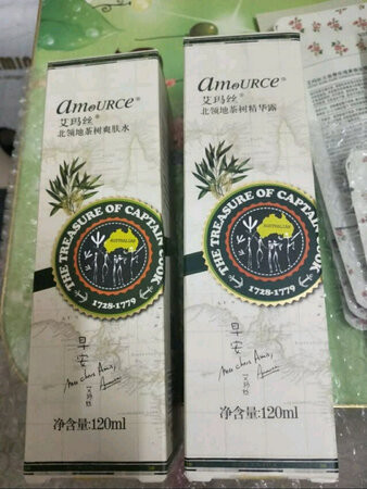 简直太惊喜了，这个护肤套装就是我一直想要的，很好用。首先，洗脸很干净，感觉脸上的油都被洗掉了，并且没有紧绷的感觉，很温和补水也很好，洗后皮肤状态也很好，味道也很淡雅舒服，沫细密有弹性，清洁很干净，也很柔和，不刺激。其次，清洁完千万得要补水，油性皮肤是太缺水才油的，所以一定要补水补水，这款茶树爽肤水不添加酒精成分，很温和，而且也很清爽，太喜欢了。所以当我用过这个系列后，就深深的爱上了，真的值得种草，适合油性肤质，会回购其他产品，这次真是值了！