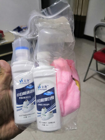 东西收到了，谢谢京东小哥，一瓶增白，一瓶去污，商家考虑周到，还带一个擦鞋布和小刷子，很方便试了试，效果不错，值得推荐…，