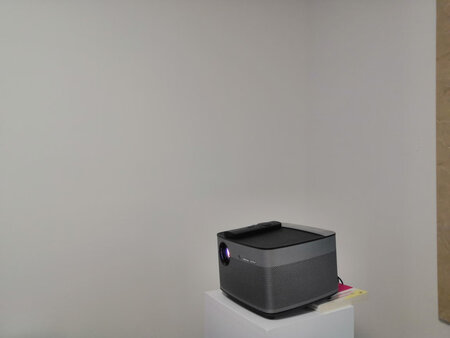 看了朋友家的家庭影院，果断入手一个，现在整面墙都是我们的影院，天天在家享受，不管白天晚上都很清晰，唯一不足就是手机投屏不稳定，我们用电视果就稳定了