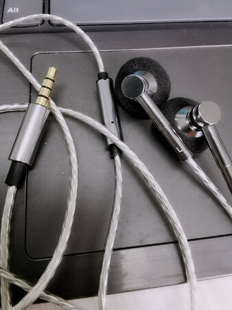 声音表现可以，低音稍弱了些，颜值上佳。总体这款还是不错的，喜欢平头塞，要求不高的的可以考虑。