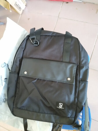 我来良心评价一下吧，首先外观呢，看图片其实挺好看的，等拿到手里感觉一般般，真不好看。线头我轻轻松松找到两处。味道的话异味很浅，我拿来就在凉着吹。品质其他的还行吧，毕竟大品牌，就是确实不好看。不好搭配衣服。