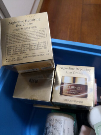 适合人群：还较广
使用方式：简单
淡纹能力：感觉还可以
抗皱能力：也可以
吸收程度：也算可以
其他特色：暂不确定