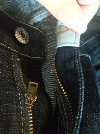 买来的时候扣子那块没给打开，不过这是小问题。 穿了半个月拉锁坏了就很难受了，这质量真的...