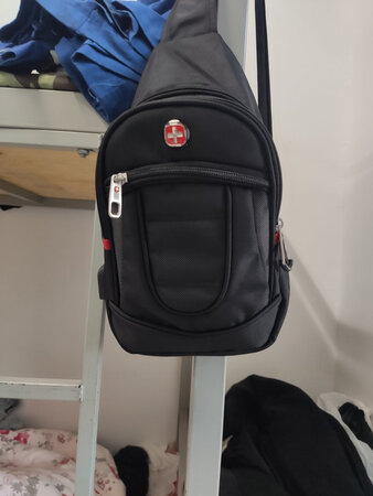比较小巧！钥匙，剃须刀，笔记本手机充电宝(我的是老式大个)，再放个小平板啥的没问题，如果对文件A4 大小的就忽略吧，总体不错，来回上下班没问题，加班的最好配双肩包