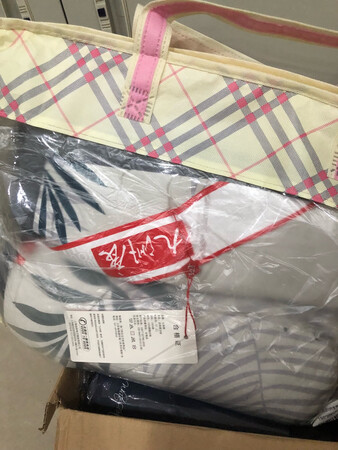 棉的空调被，手感应该不错，摸着舒服，买了很多床，送人的