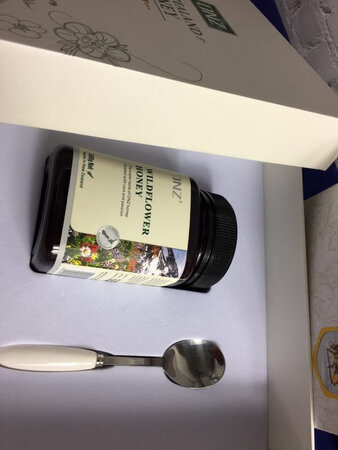 礼盒质量很好，性价比算比较高的了，去医院看朋友送这个很合适