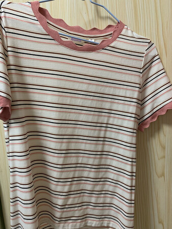 衣服料子还是蛮不错的 挺软 穿着也蛮舒服。。还行吧