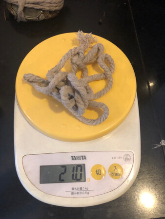 螃蟹收到，严重缺斤少两，3两半的公蟹，连绳不到3两。商家应该是明知故犯，一投诉马上说退一半钱，再坚持马上说退全款。但是根据消保法，应该至少要赔偿500元。大家收到螃蟹要每个称一下，不足可以投诉。不要让不良商家再坑害消费者。