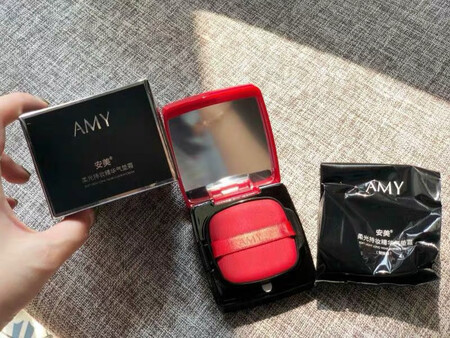 适合肤质：我的是混合型皮肤我觉得用起来很不错，很服帖，不卡粉，但是我T区会花妆，毕竟这个价位要求不能太高了
保湿效果：气垫都是不会干的，尤其干皮强烈推荐这款气垫，保湿很不错的