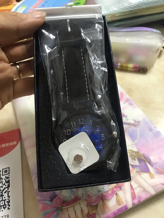 非常好看的一款表，看着像几百块的，还送了电子，超值，给儿子买的，他拿起来爱不释手了，哈哈，颜色也很好看儿子说同学都问他要不要几百块钱，谢谢老板推荐，以后买表就在你家买了。