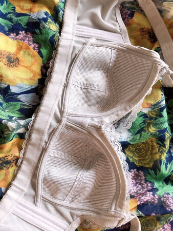 内衣没有钢圈穿上好舒服就和没穿一样舒服，好的宝贝，想要入手的亲们不要犹豫啦，面料柔软舒适，也没有异味，按正常尺码买的。我还怕掉色专门用水泡了一会，一点都没褪色，也没有什么异味，各位亲可以放心购买。