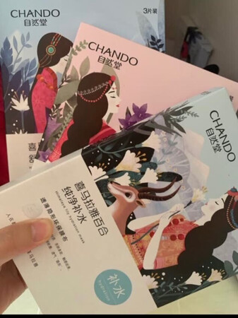 产品质感：薄蚕丝面膜，非常贴合
使用感受：保湿补水效果还不错，价格实惠，一天一片不心疼
适合肤质：我是混干皮，适合，精华多
补水效果：补水效果不错，每天一片
贴合效果：面膜很薄，合适
其他特色：价格实惠，好用，无限回购！