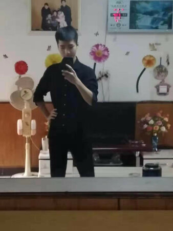 衣服很合身，弟弟挺满意的。哈哈哈~