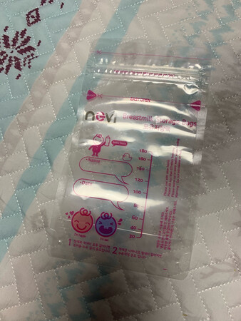 第一次买这个牌子的储奶袋，这个比较适合奶量不是很多的宝妈，上面标的刻度很细致，而且是全密封，不会怕不干净。上面有专门倒奶的虚线口，很方便。一袋里面60片，很合适，搞活动时候买的，免得片数少总买了。即使是双十一，快递也很快。正好家里的快用没了。