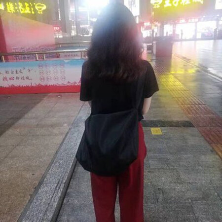 这个包实在是太喜欢了！里面还有隔层！超级能装东西！还特别方便，还有干湿分离功能， 特别酷的感觉 往后我每天都背的这个包啦。