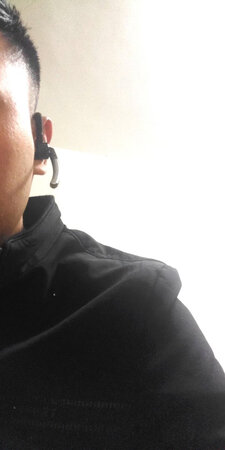 我觉得不知是设计的问题，还是什么问题，话筒离脸颊有点远，还有遥控式耳机里面不知有什么东西在响。