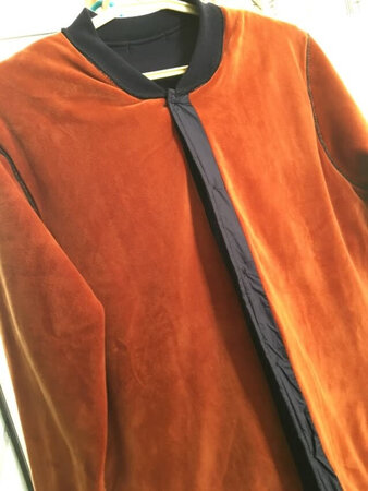 现在食品日用品都在京东买，速度快服务好，每次半价活动都要买点东西，有的商品活动价格是真低，有的优惠一点而已但是方便。