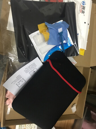 货到了，内胆包和屏幕膜还有键盘膜都很适合，就是屏幕膜，贴坏了，还补发一张过来贴。很好的服务很满意。