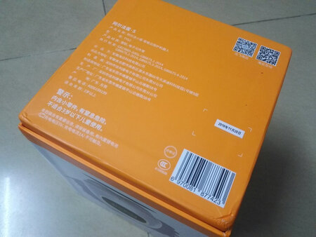 概述：产品定位是智能机器人、儿童学习国学教育对话陪伴机器人；其实对于孩子来说，父母的陪伴才是最重要的，机器人只能当是一个锦上添花的学习工具。外包装：硬纸盒覆塑料膜，简约风格，盒盖与盒身很紧密；正上方logo商品名，底部是设备的参数，侧面是图案。内包装：开盖内部是硬质泡沫固定，蛋蛋套有泡沫内袋；蛋蛋一台，数据线一条，说明书一份；说明书非常详细。蛋蛋：迎合小朋友呆萌可爱的人设，脸上两颗水灵灵的大眼睛，圆圆的水桶腰生动鬼马；选购的是白色款，讨小孩喜欢。外观：ABC工程塑料，磕碰摔倒不至于马上破裂（几百大洋的玩具，心疼^^）；表面圆滑（保障小孩子安全）采用珠光漆喷涂工艺，污迹容易擦拭，但太过光滑不利于小孩抓握容易滑落。底部中间位置是电源开关和TF卡安装槽，有盖板和螺丝固定（考虑周全）底部侧面是USB充电口，充电状态眼睛上显示；配有四个脚垫，防滑能力强，稳如泰山。实用功能：LED点阵显示屏幕，可以通过手机app控制亮度，虽然显示粗糙，但不伤眼睛，蛋蛋可以通过TF满腹诗书，也可以连接网络，自由翱翔知识的海洋，歌曲、故事、科普、语文、数学、英语都不在话下，云端知识库强大。除了学习外，还可以组建群聊，