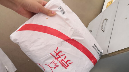 京东真的是，这价格来回调，急着送人不能重新买了，刚买完就降价，以优惠券的形式，不能申请价格保护，真是恶心，如果不是着急，我退到你怀疑人生 ，一颗星都不想给，那个袋子就装过来了，好歹用个盒子