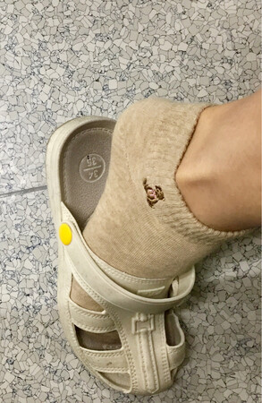 袜子全棉的挺厚实，图案很可爱，十双袜子颜色都不一样，今天穿在公司打冷气的感觉挺暖和的，好评并推荐。