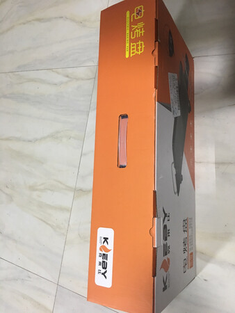 这个京东直达，送货飞快，送到时只有原包装，不存在过度包装的情况，不过打开后发现下面的粘贴胶纸已经撕开一边，不知道是原本如此还是别人退货。试一下加热飞快，就是不知道有这么大，一两个人用太浪费了。总体不错，满意。