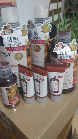 这款生姜护发素用后效果不错，第二次够买。第一瓶还没有用完，很经用。洗发后倒入少许此产品，轻轻按摩头发，会散发淡淡的生姜味，洗后令头发柔顺清爽。京东活动做得很好，用优惠券购买很划算，买了不少，屯着，还送了4小盒旅行装，谢谢。超爱京东。