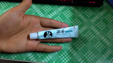 一直都在用这个冰蚕膏，身上皮肤有不适的地方都可以涂抹，很管用，一般瘙痒之类的，尤其是湿疹，最管用，不过需要注意的是这个药膏用过之后味道比较大，一种薄荷参杂说不出的味道，不难闻，但是可以闻到这个味道，所以我建议晚上洗干净了之后睡前涂抹