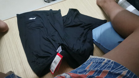 裤子裤子是五分裤，很凉快。简单，打球刚刚好。