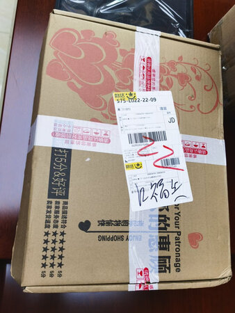 包装结实，产品外观还蛮好，内页多款规格很实用，只是个人感觉有些宽了，如果能减个4CM左右就更完美了！
