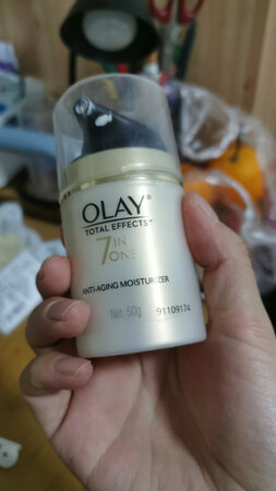 好用的 晚上用完涂脸上第二天脸滑滑的 保湿效果也不错