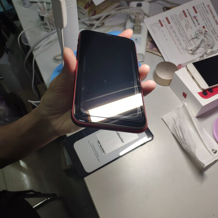 做工质感：钢化膜的包装质感还是不错的，整体高端大气上档次
抗指纹性：AF抗指纹镀膜可能是喷镀，镀的也比较薄，觉得效果不太好，希望附着力强点
贴合度：贴合度不错，我买小了，边缘稍微有白边，这是由于玻璃的翘曲，和胶粘层的不平整影响的，浮法玻璃更容易出这些问题。
其他特色：商家非要宣传进口玻璃有点意思。