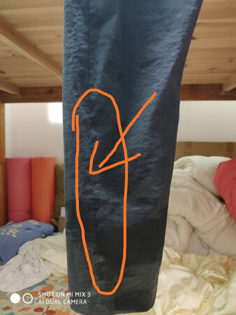 裤脚两边的线条都变成一个前一个后，这样的裤子我无从下腿，我不知道质检是怎么通过，原本想着怎么也是品牌店，店家给我答复给你补偿五元
