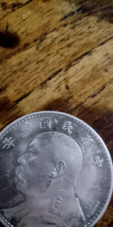 挺好的，还是签名版的，就是上面有一个地方破损了。