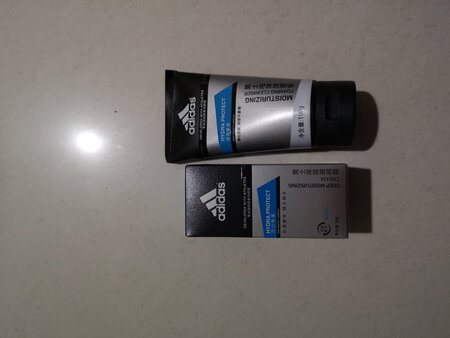 秋冬季节，皮肤干燥问题会给很多人都皮肤造成伤害，尤其是脸部皮肤。但是很多男士自己并没有意识到这一点，而很多女士也认为自己的男朋友或男伴侣不需要保养脸部皮肤。其实这种观点是错误的。只要做到清洁,保湿，防晒三个步骤，就可以让男士也很好的保护脸部皮肤，而男伴侣皮肤好，女士也会有面子对不对？阿迪达斯作为知名的运动品牌，在保湿滋润皮肤的基础上加入运动元素，更适合爱运动的男士。值得推荐