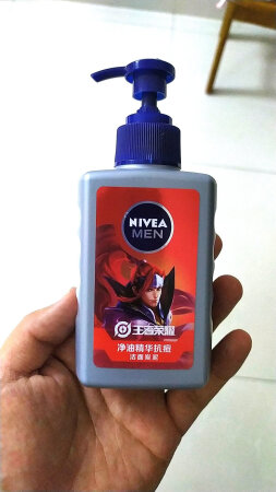 产品包装：挺好
适合肤质：舒服
控油保湿：控油挺好
清洁效果：不错