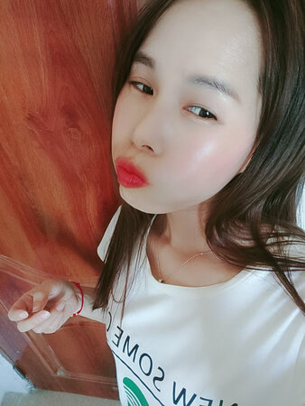 产品颜色：好看，我喜欢滋润
持久效果：久久
滋润效果：非常好
适合肤色：任何皮肤