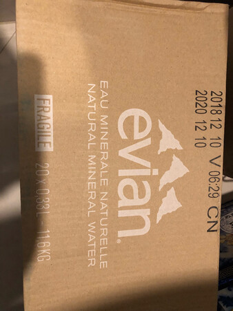 给小孙子买的，大品牌，非常信任，尽管有些贵，给孙子喝值了，这次买主要是赶上双十一，价格上还是比较合适的，物流也是超级给力的，速度杠杠哒。水饮用时放心，相信京东的质量，相信是真货，继续支持京东！送货小哥的态度没得说，把货物搬进屋里，很暧的！有效期不太满意！