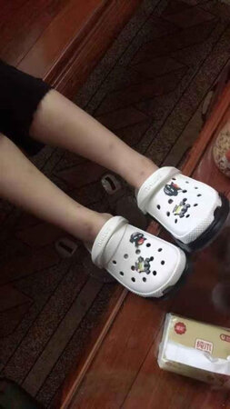 鞋子码数还好，鞋底是硬的，穿久会磨脚，但是很不错的